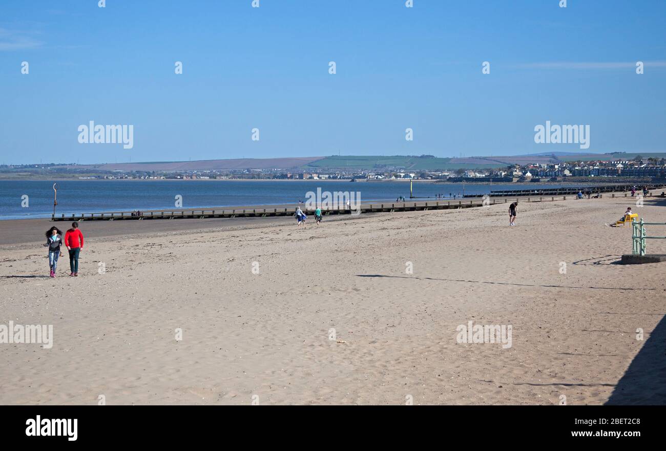UK Wetter: Sonnenschein an einem sehr ruhigen Portobello Beach. Edinburgh, Schottland, Großbritannien. April 2020. Temperatur von 17 Grad, aber eine leichte kühle Brise am Meer. Menschenmassen bleiben weg und beachten die Warnungen zu Hause zu bleiben wegen der Coronavirus Lockdown. Stockfoto