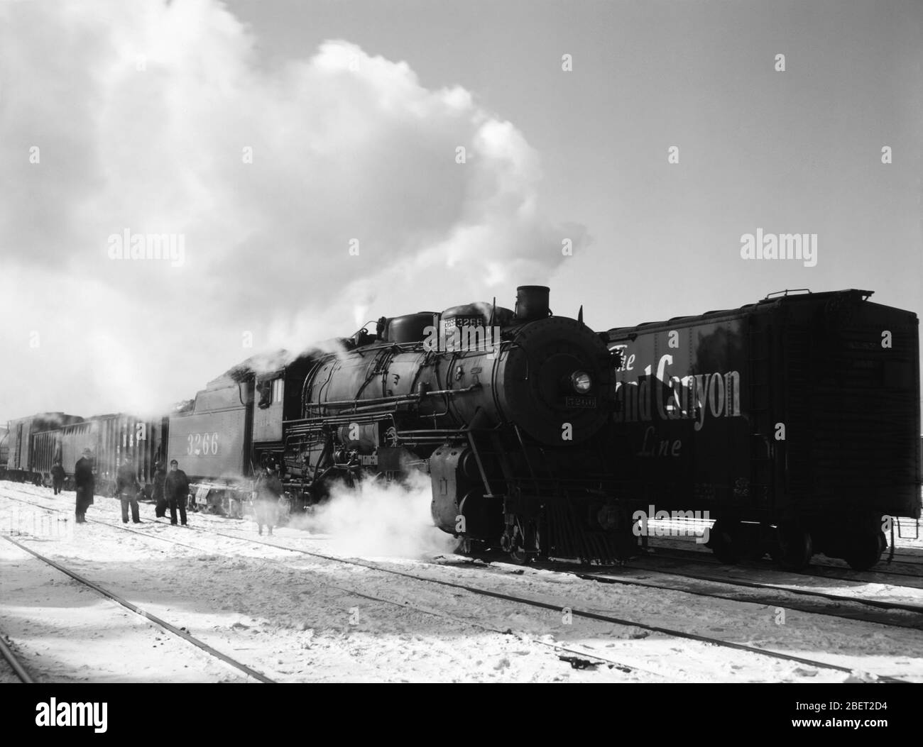 Ein Güterzug auf der Santa Fe Eisenbahn, der von den Corwith Yards in Chicago, Illinois abfährt. Stockfoto