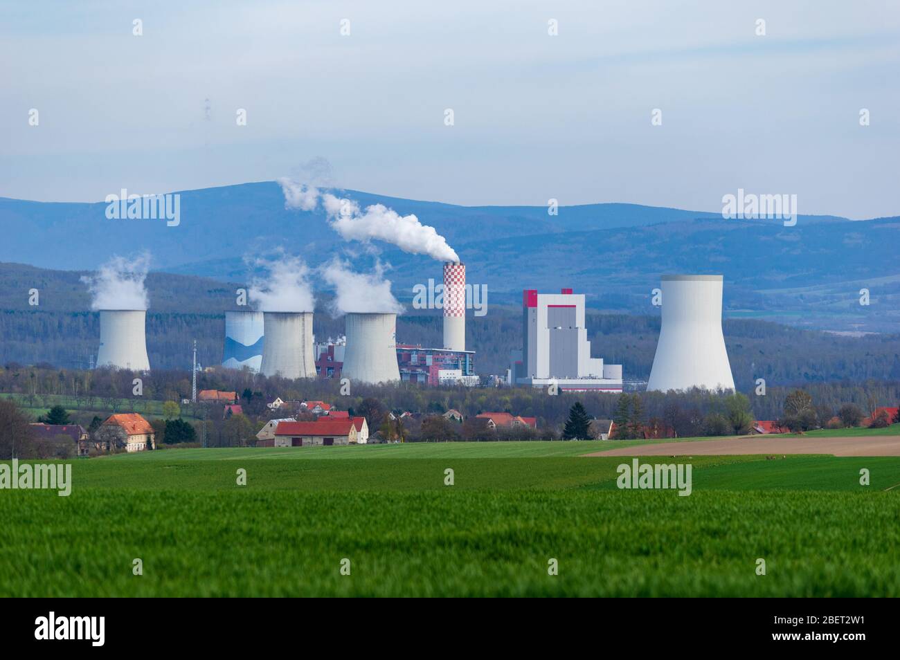 Bogatynia, Polen - 15. April 2020: Kraftwerk Turow von der anderen Seite der deutschen Grenze aus gesehen Stockfoto