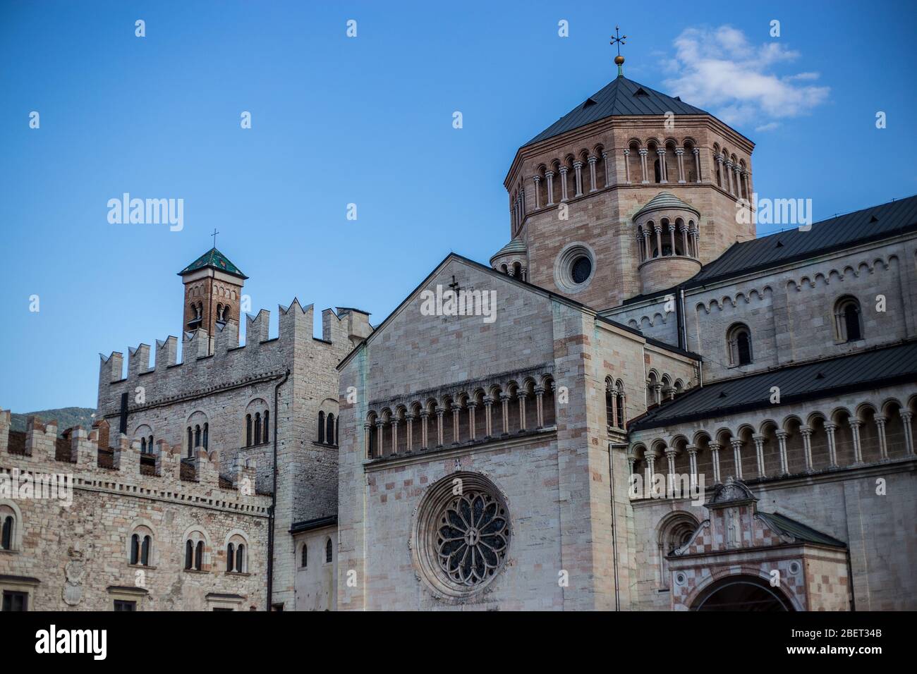 Blick auf die Kathedrale von Trient (Cattedrale di San Vigilio) in der Altstadt Stockfoto