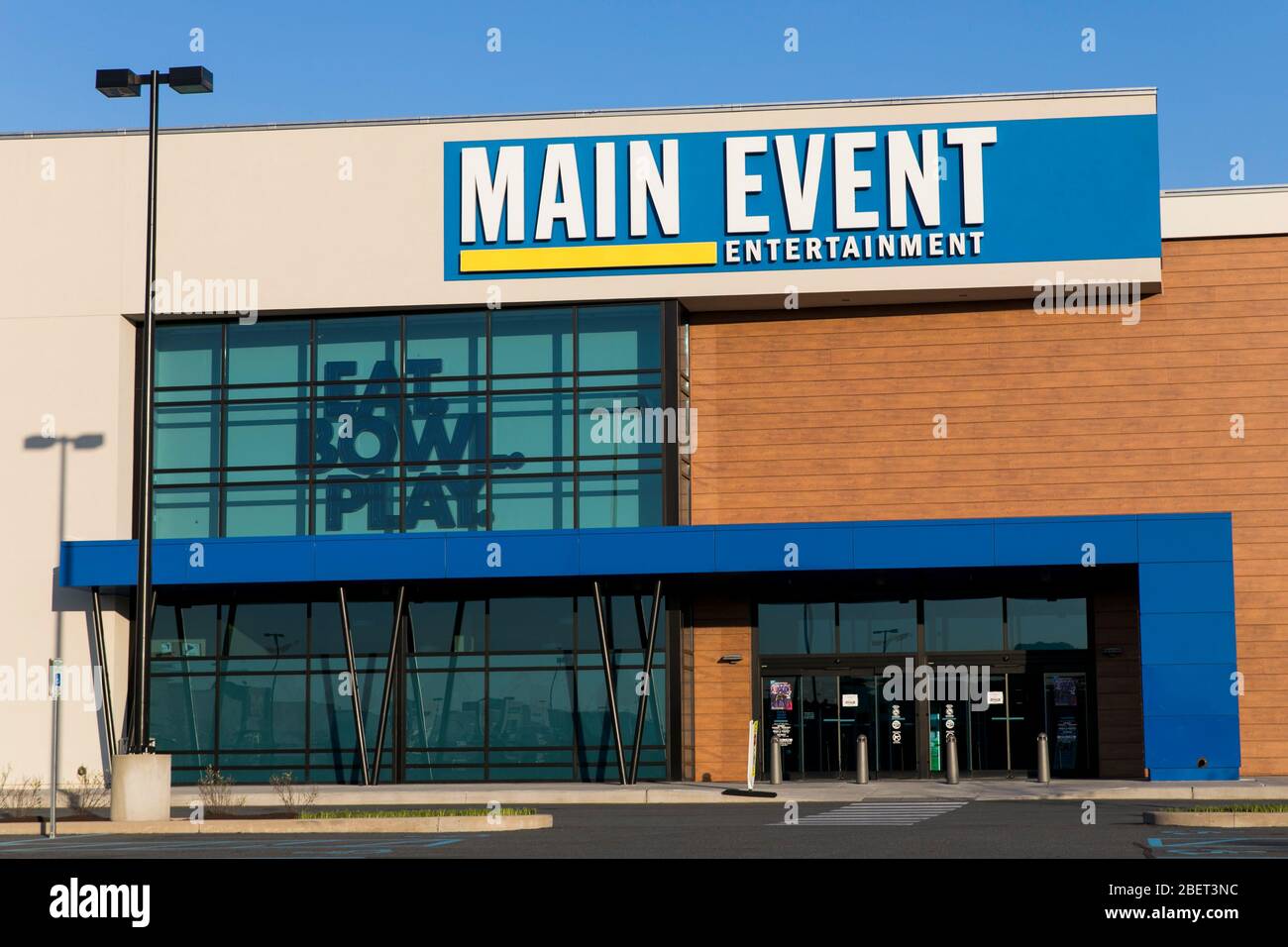 Ein Logo-Schild vor einem Main Event Entertainment-Standort in Newark, Delaware, am 11. April 2020. Stockfoto