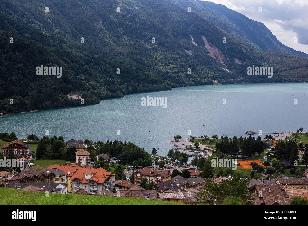 Blick auf den Molvener See und die Stadt, Südtirol Stockfoto