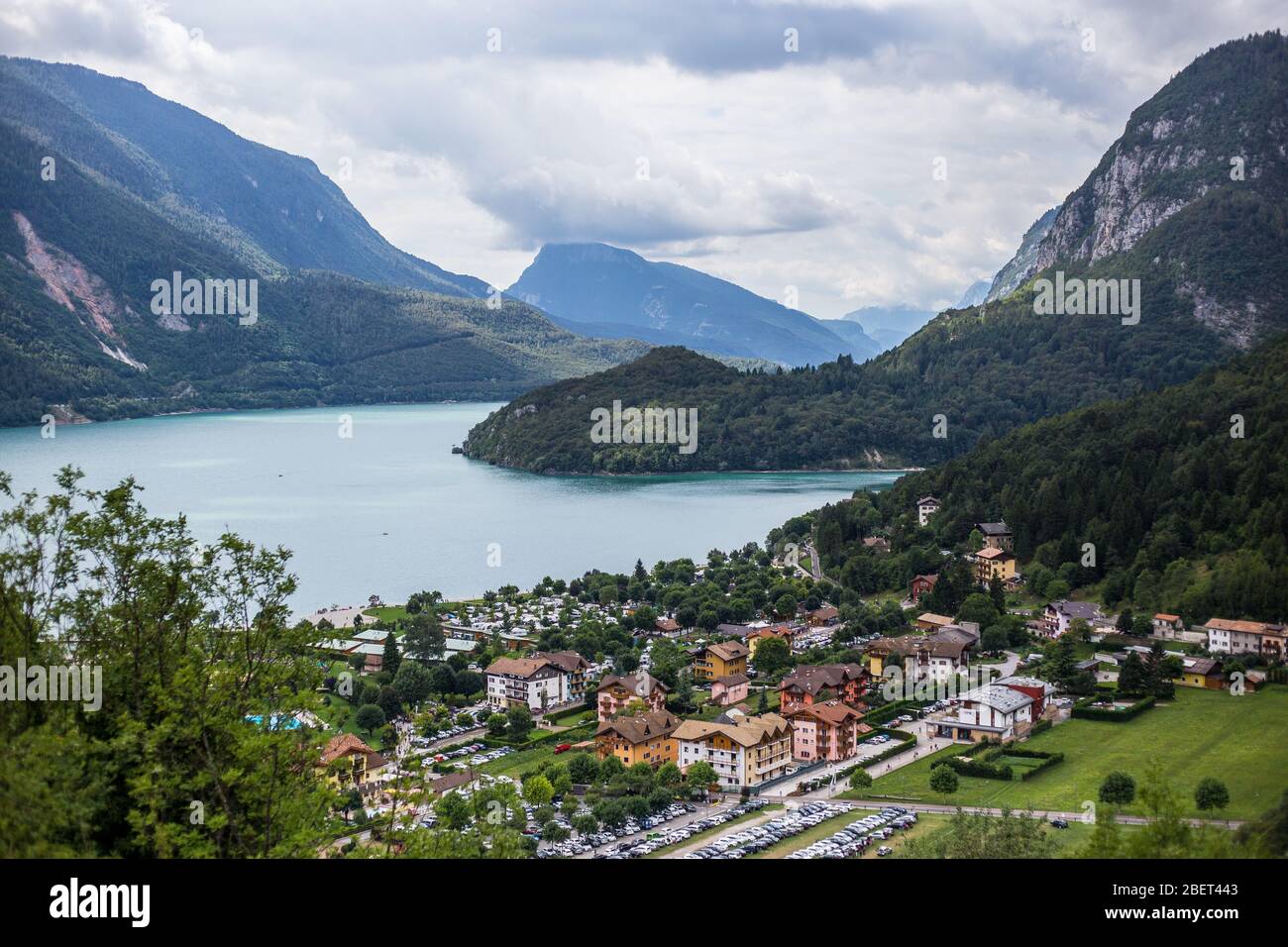 Blick auf den See und die Stadt Molveno, Italien Stockfoto