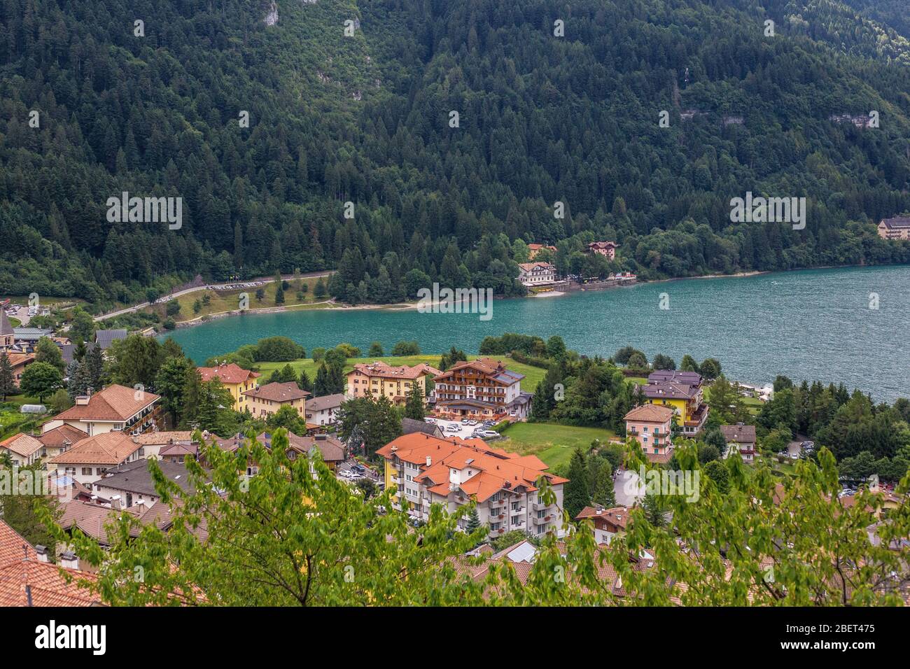 Blick auf Molveno Stadt und See, Italien Stockfoto