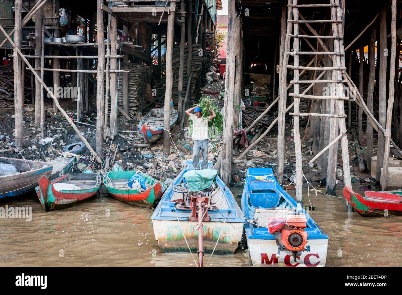 Aufnahmen der unglaublichen Häuser auf Stelzen im schwimmenden Dorf Kampong Phluk in der Nähe von Siem Reap, Kambodscha. Stockfoto