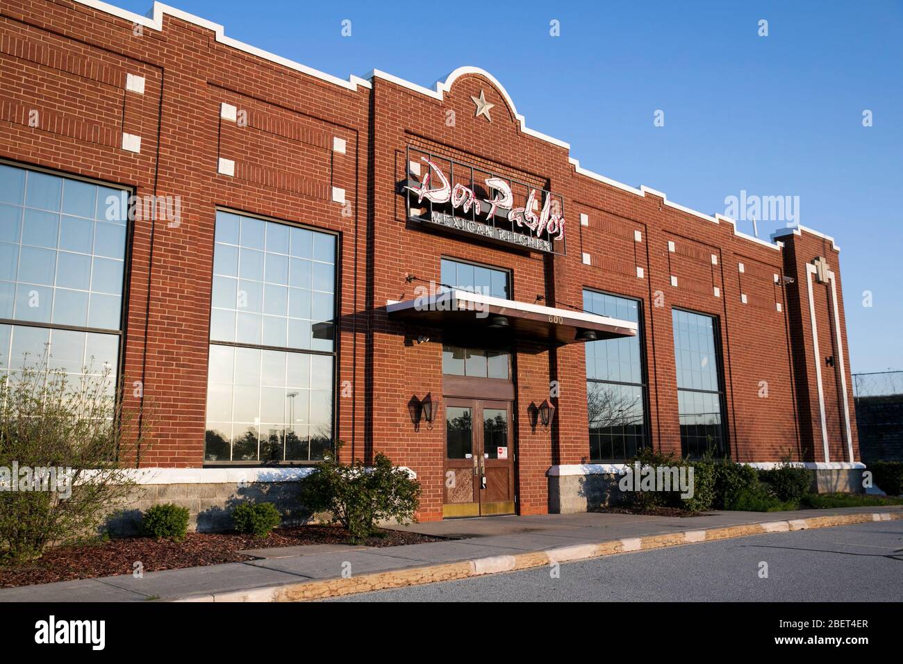 Ein Logo-Schild vor einem nicht mehr in Betrieb stehenden Don Pablo's Restaurant-Standort in Newark, Delaware am 11. April 2020. Stockfoto