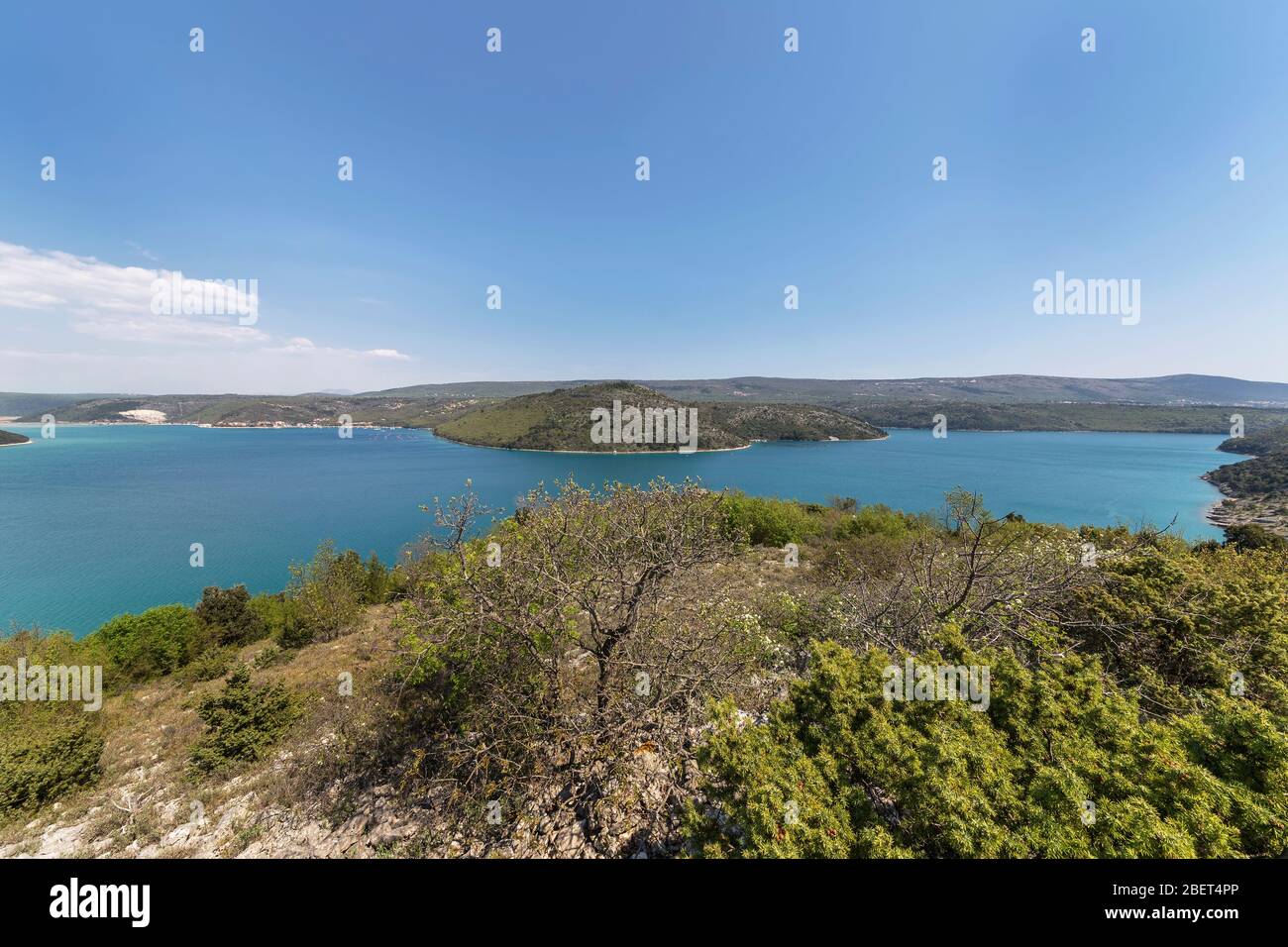 Blick auf die Bucht Rasa von einem Hügel, die Bucht ist 12 km lang und 1 km breit, Istrien, Kroatien Stockfoto