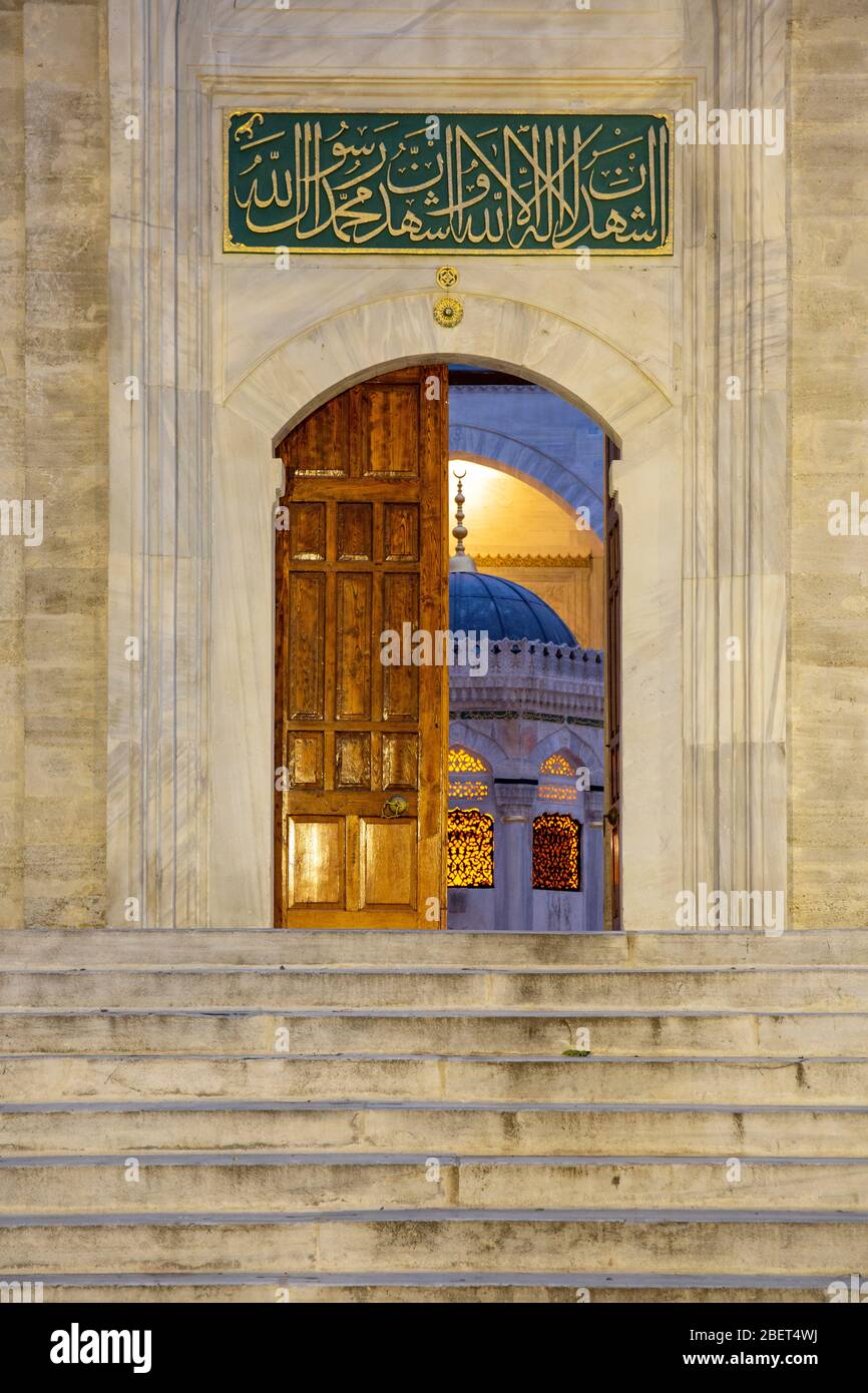 Eingang zum Innenhof von Valide-i Cedid (Yeni Valide Moschee in Istanbul, Türkei Stockfoto