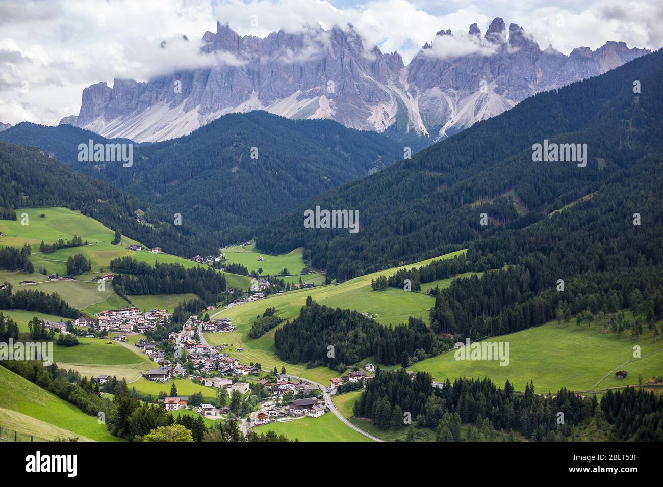 Blick auf das Dorf Santa Maddalena, Val di Funes, Italien Stockfoto