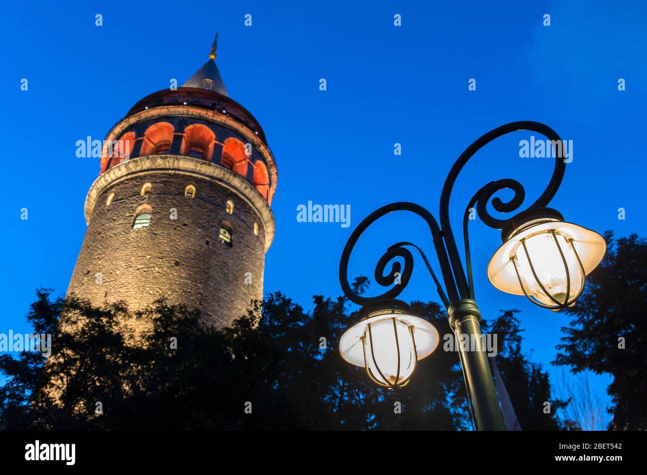 Galata Turm und Straßenlampe zur blauen Stunde in Istanbul. Stockfoto