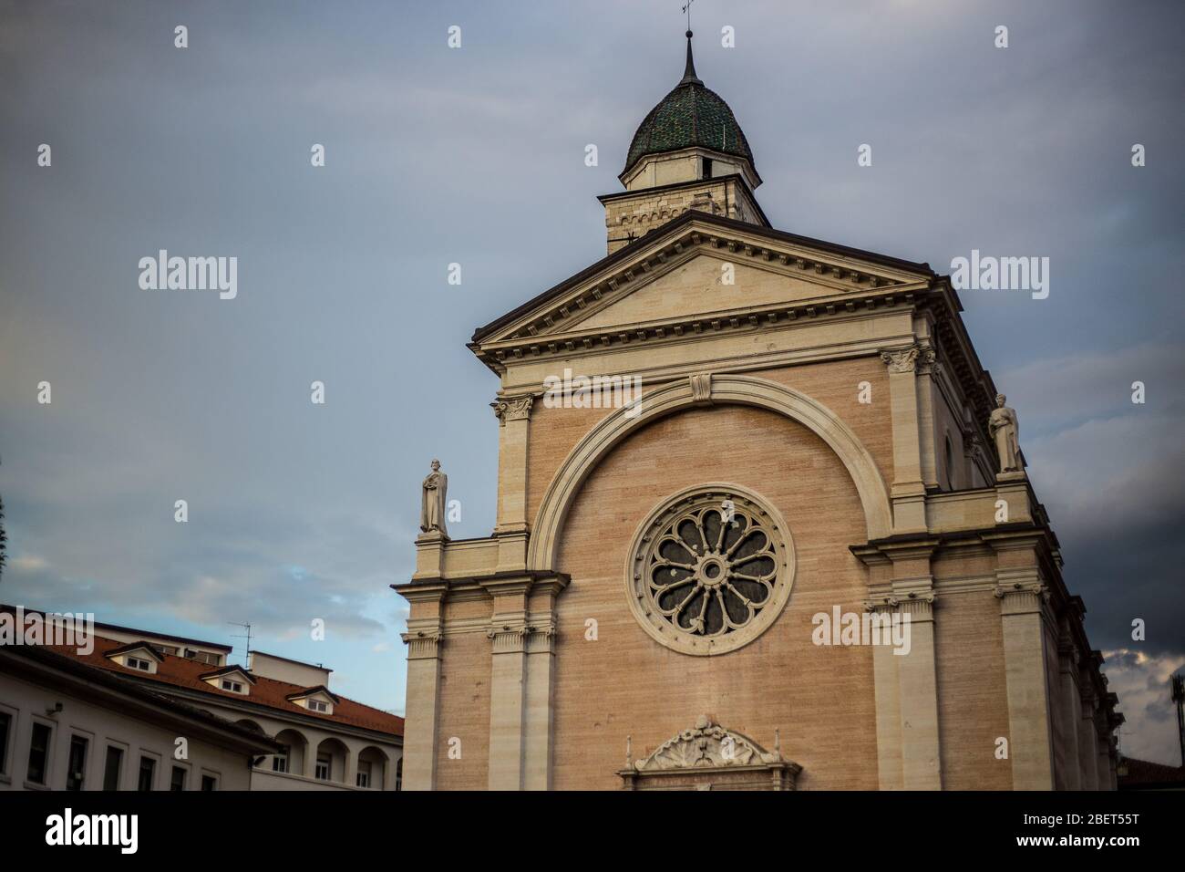 Ansicht der Kirche Santa Maria Maggiore in Trient Stockfoto