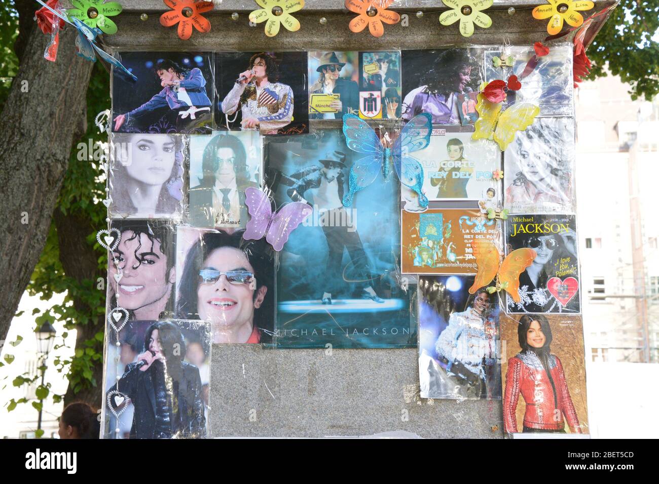Ein Denkmal für Michael Jackson am Promenadeplatz vor dem Hotel Bayerischer Hof in München. Fans