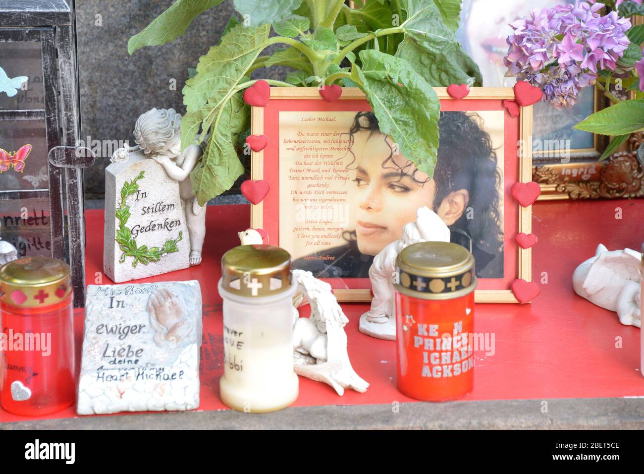 Ein Denkmal für Michael Jackson am Promenadeplatz vor dem Hotel Bayerischer Hof in München. Fans