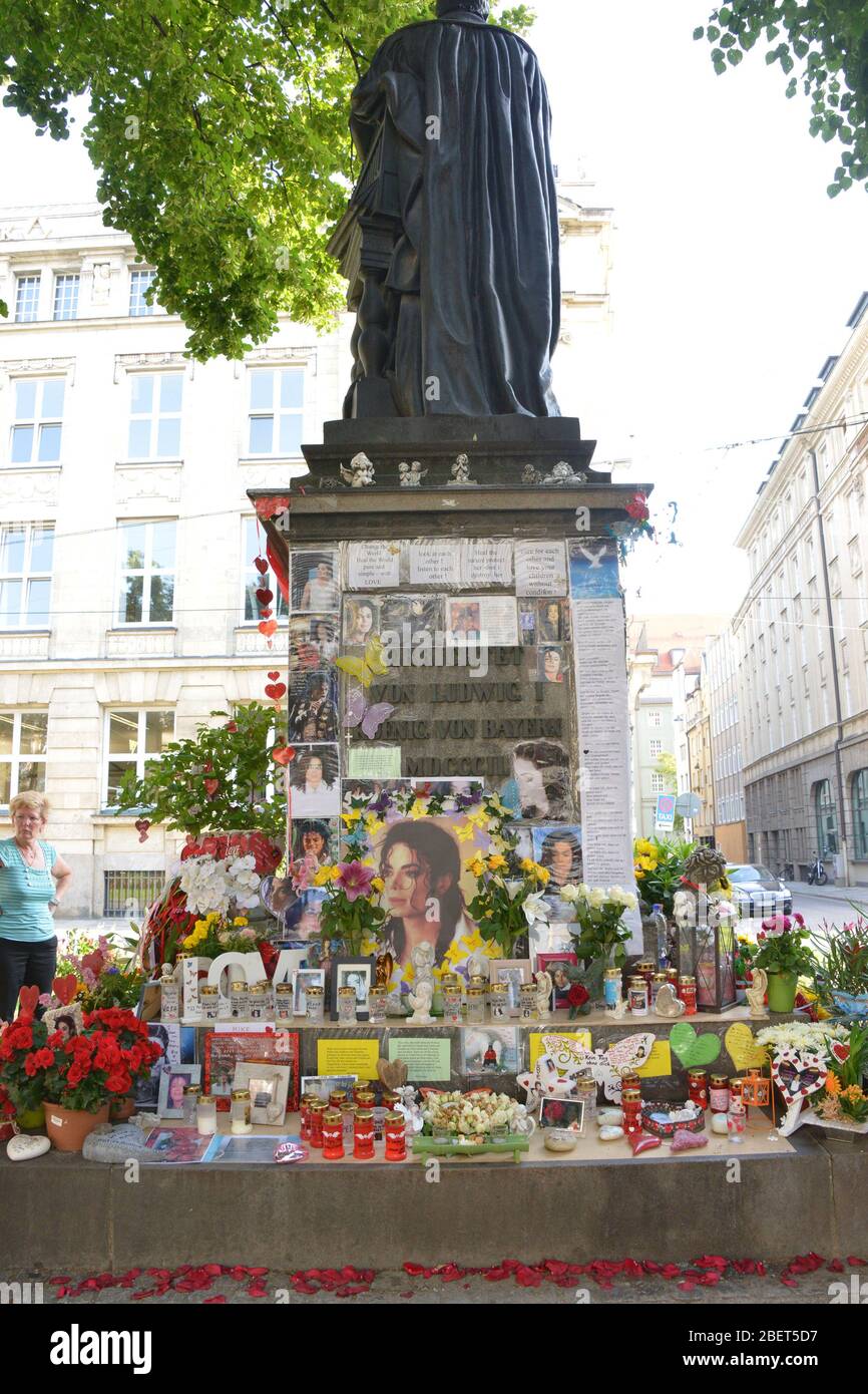 Ein Denkmal für Michael Jackson am Promenadeplatz vor dem Hotel Bayerischer Hof in München. Fans