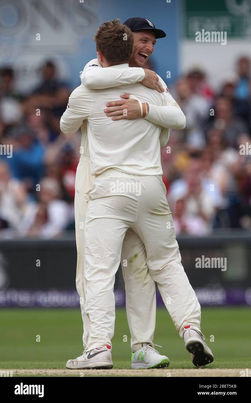 LEEDS, Großbritannien - 3. JUNI Englands Jos Buttler gratuliert seinem Teamkollegen Dom Bess, nachdem er Imam-ul-Haq gefangen hatte, um sein erstes Testspiel Wicket am dritten Tag des zweiten Nat West Test-Spiels zwischen England und Pakistan am Headingley Cricket Ground, Leeds am Sonntag, 3. Juni 2018 zu gewinnen. (Quelle: Mark Fletcher, Mi News) Stockfoto