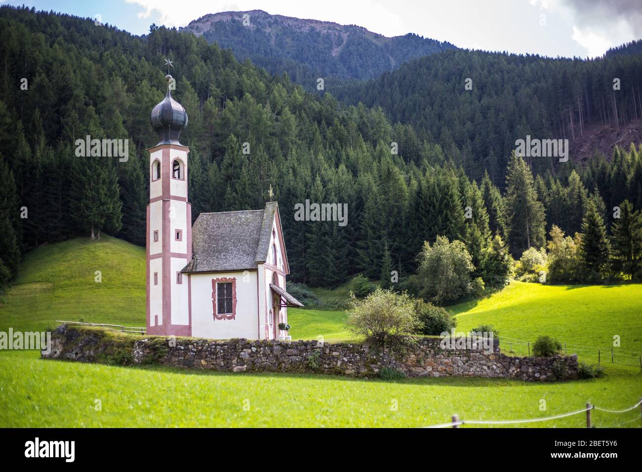 Blick auf die Kirche St. Johann, Santa Maddalena, Val di Funes Stockfoto