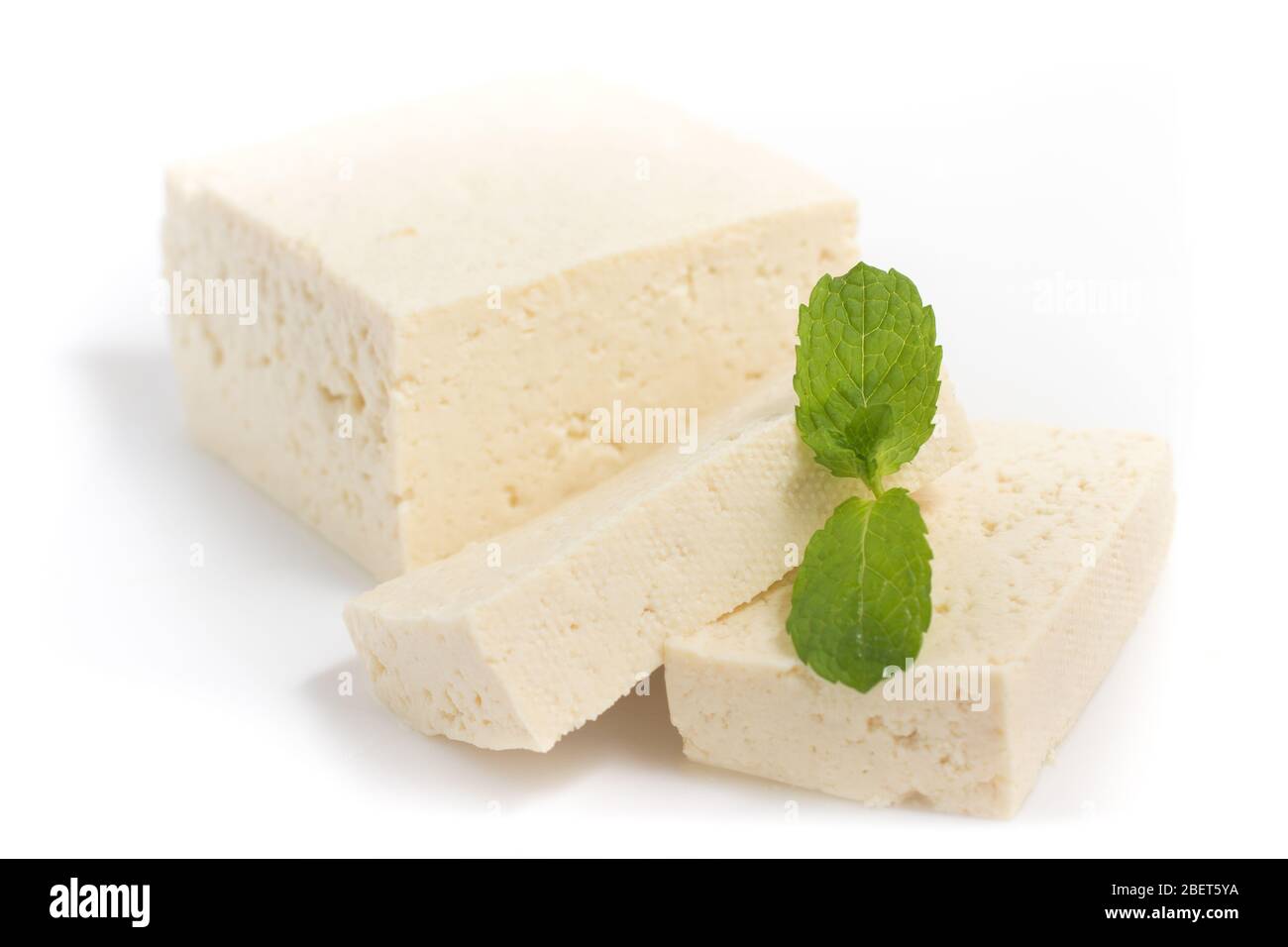 Soja-Tofu-Käse auf weißem Hintergrund isoliert Stockfoto