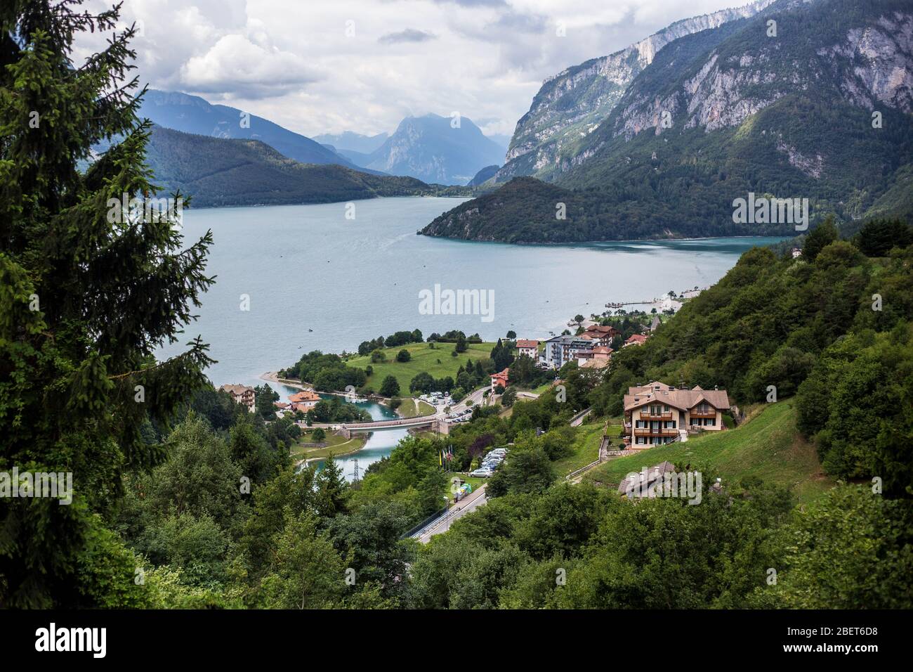 Blick auf den See und die Stadt Molveno, Italien Stockfoto