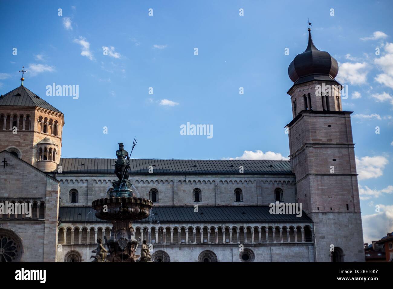 Blick auf die Kathedrale von Trient (Cattedrale di San Vigilio) an einem sonnigen Tag Stockfoto