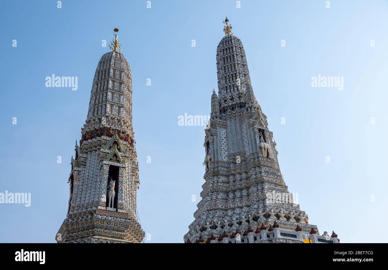 Wat Arun Tempel in einem blauen Himmel. Wat Arun ist ein buddhistischer Tempel in Bangkok, Thailand. Stockfoto
