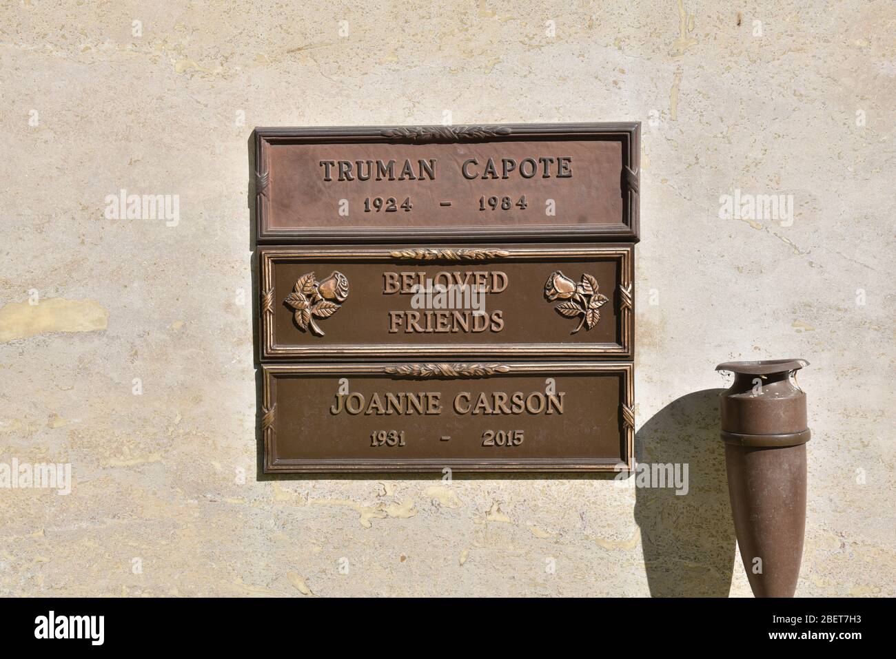 LOS ANGELES, CA/USA - 15. MÄRZ 2019: Truman Capotes Grab im Pierce Brothers Westwood Village Memorial Park, wo viele Prominente begraben sind Stockfoto