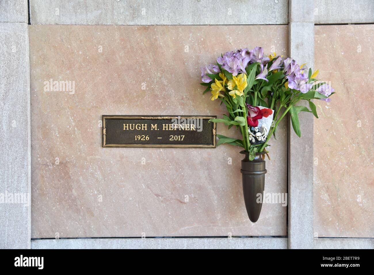 LOS ANGELES, CA/USA - 15. MÄRZ 2019: Hugh Hefners Grab im Pierce Brothers Westwood Village Memorial Park. Er ist neben Marilyn Monroe begraben Stockfoto