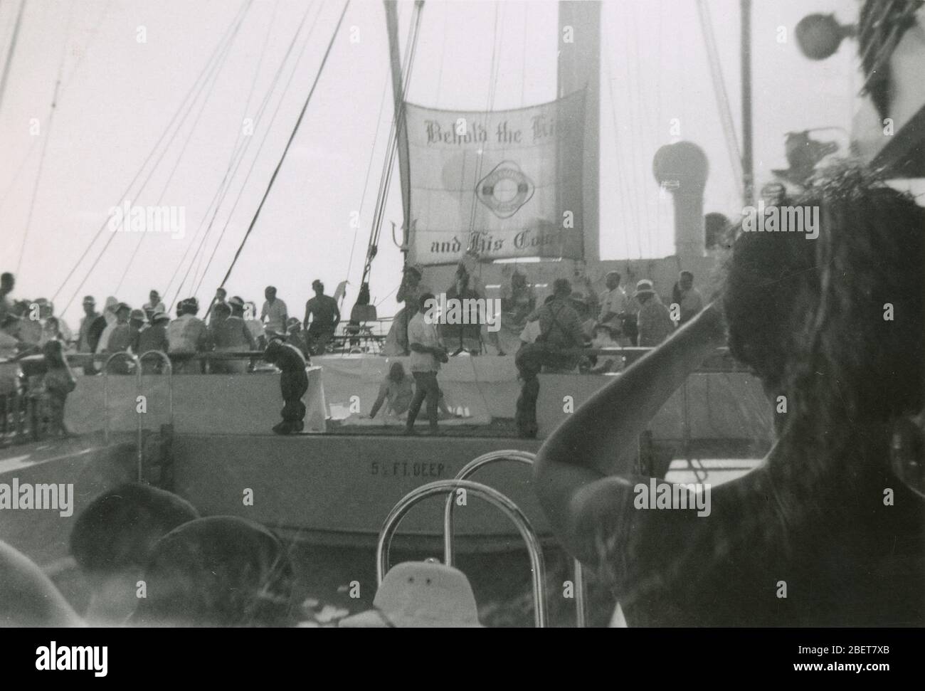 Vintage-Foto, „König Neptun Zeremonie auf der SS Argentinien, Samstag, 25. Juni 1955“ im Atlantischen Ozean. Das Banner lautet: „Siehe, der König und seine Conch.“ Die Zeremonie der Linienüberquerung ist ein Initiationsritus, der an die erste Überquerung des Äquators durch eine Person erinnert. SS Argentina war ein US-Turbo-elektrischer Ozeandampfer. QUELLE: ORIGINALFOTO Stockfoto Vintage-Foto, „König Neptun Zeremonie auf der SS Argentinien, Samstag, 25. Juni 1955“ im Atlantischen Ozean. Das Banner lautet: „Siehe, der König und seine Conch.“ Die Zeremonie der Linienüberquerung ist ein Initiationsritus, der an die erste Überquerung des Äquators durch eine Person erinnert. SS Argentina war ein US-Turbo-elektrischer Ozeandampfer. QUELLE: ORIGINALFOTO Stockfoto