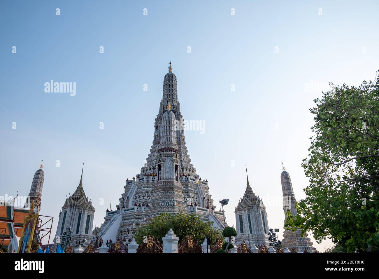 Wat Arun Tempel in einem blauen Himmel. Wat Arun ist ein buddhistischer Tempel in Bangkok, Thailand. Stockfoto