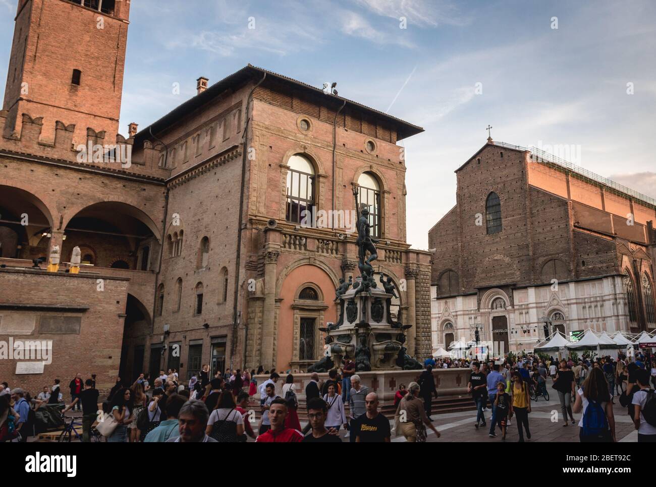 Neptunbrunnen auf der Piazza del Nettuno und dem Palazzo Re Enzo in Bologna in Italien, Salaborsa Bibliothek im Hintergrund Stockfoto