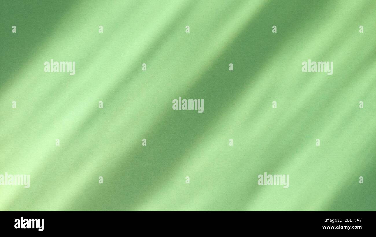 Diagonale Schatten auf pastellgrünem Papier. Abstrakter Backgorund. Stock Foto. Stockfoto