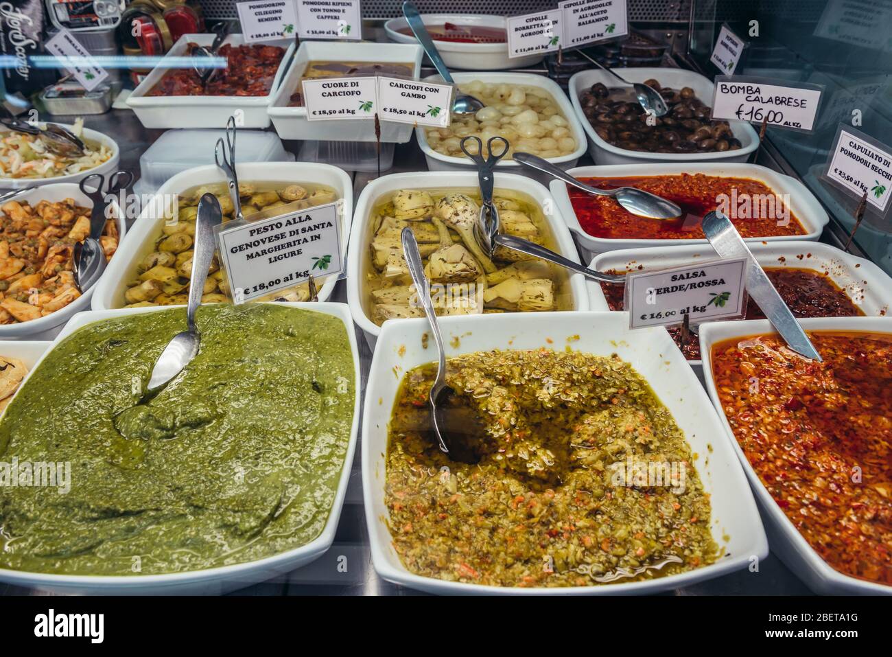 Pesto und marinierte Lebensmittel auf dem Mercato Delle Erbe Lebensmittelmarkt in Bologna, Hauptstadt und größte Stadt der Emilia Romagna Region in Norditalien Stockfoto