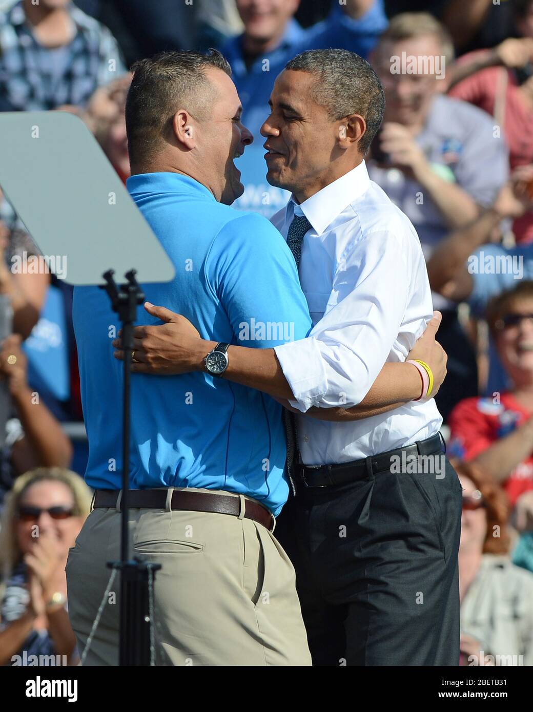 DELRAY BEACH FL - 23. OKTOBER: US-Präsident Barack Obama wird vom Inhaber des Pizza-Stores Scott Van Duezer vorgestellt, der am besten dafür bekannt ist, den Präsidenten zu umarmen Stockfoto