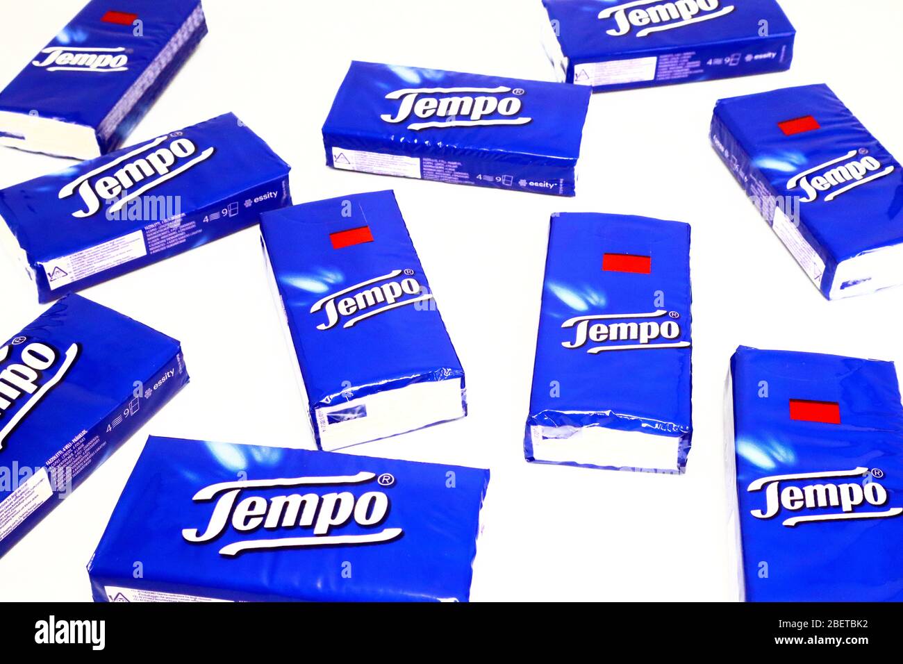 TEMPO Taschentücher, Taschentücher. Tempo ist eine Marke von ESSITY  Stockfotografie - Alamy