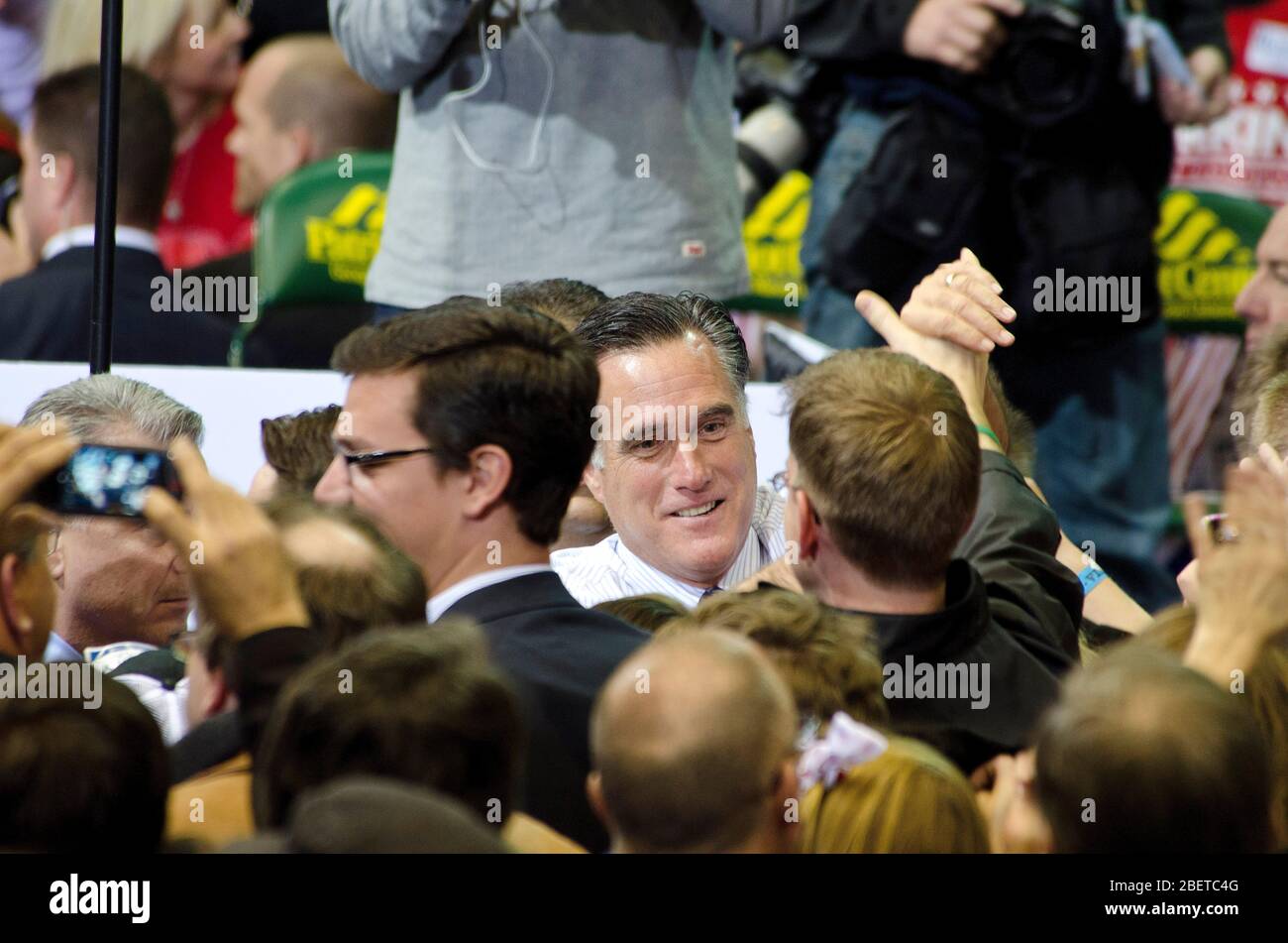 FAIRFAX, VA NOVEMBER 5: Der republikanische Präsidentschaftskandidat Mitt Romney schüttelt sich während eines Wahlkampfstopps an der George Mason University in die Hände des Unterstützers Stockfoto