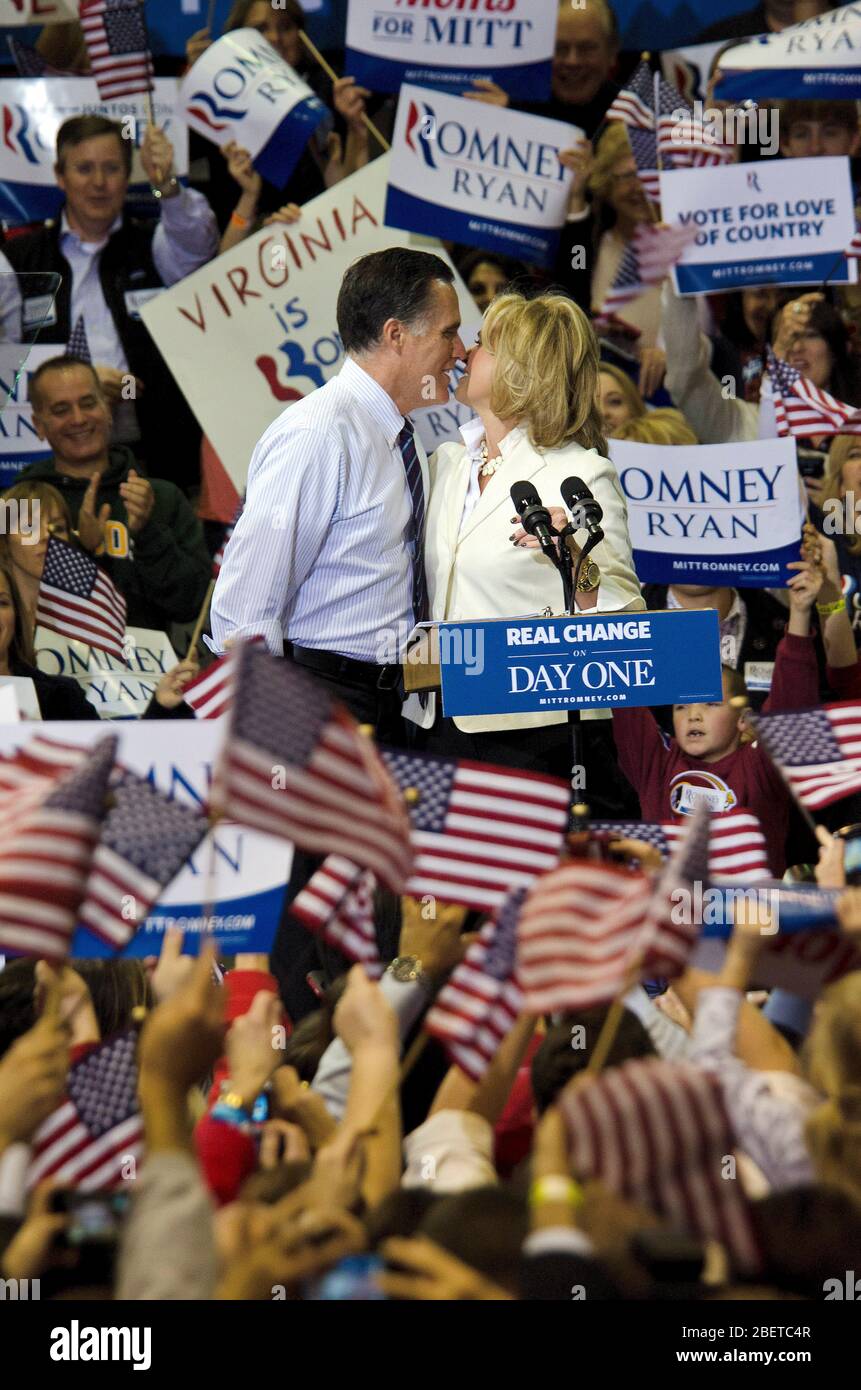 FAIRFAX, VA NOVEMBER 5: Der republikanische Präsidentschaftskandidat Mitt Romney küsst seine Frau Ann während eines Wahlkampfstopps an der George Mason University in Stockfoto