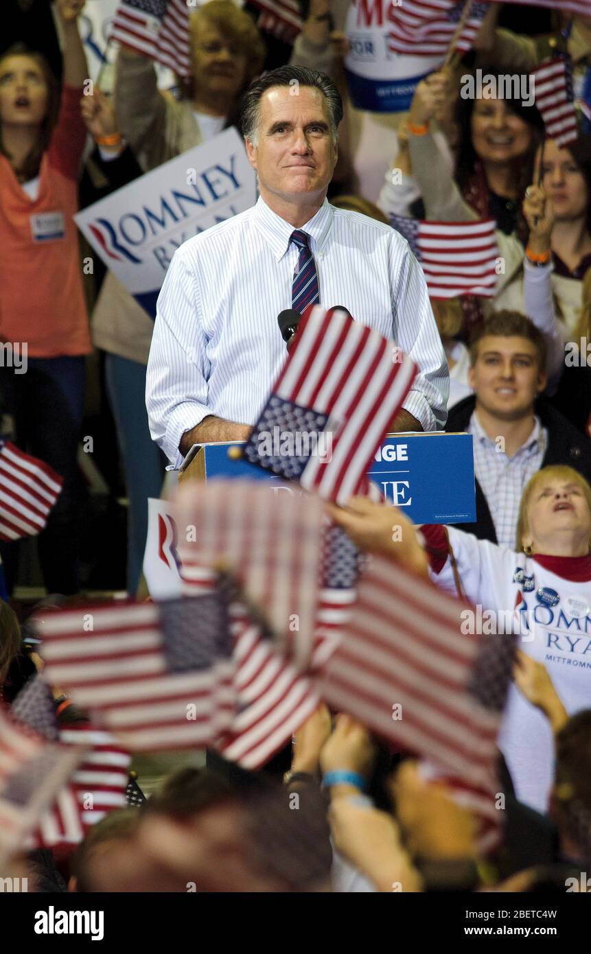 FAIRFAX, VA NOVEMBER 5: Republikanischer Präsidentschaftskandidat Mitt Romney bei Wahlkampfstopp an der George Mason University in Fairfax, VA am 5. November 2012 © Jack Stockfoto