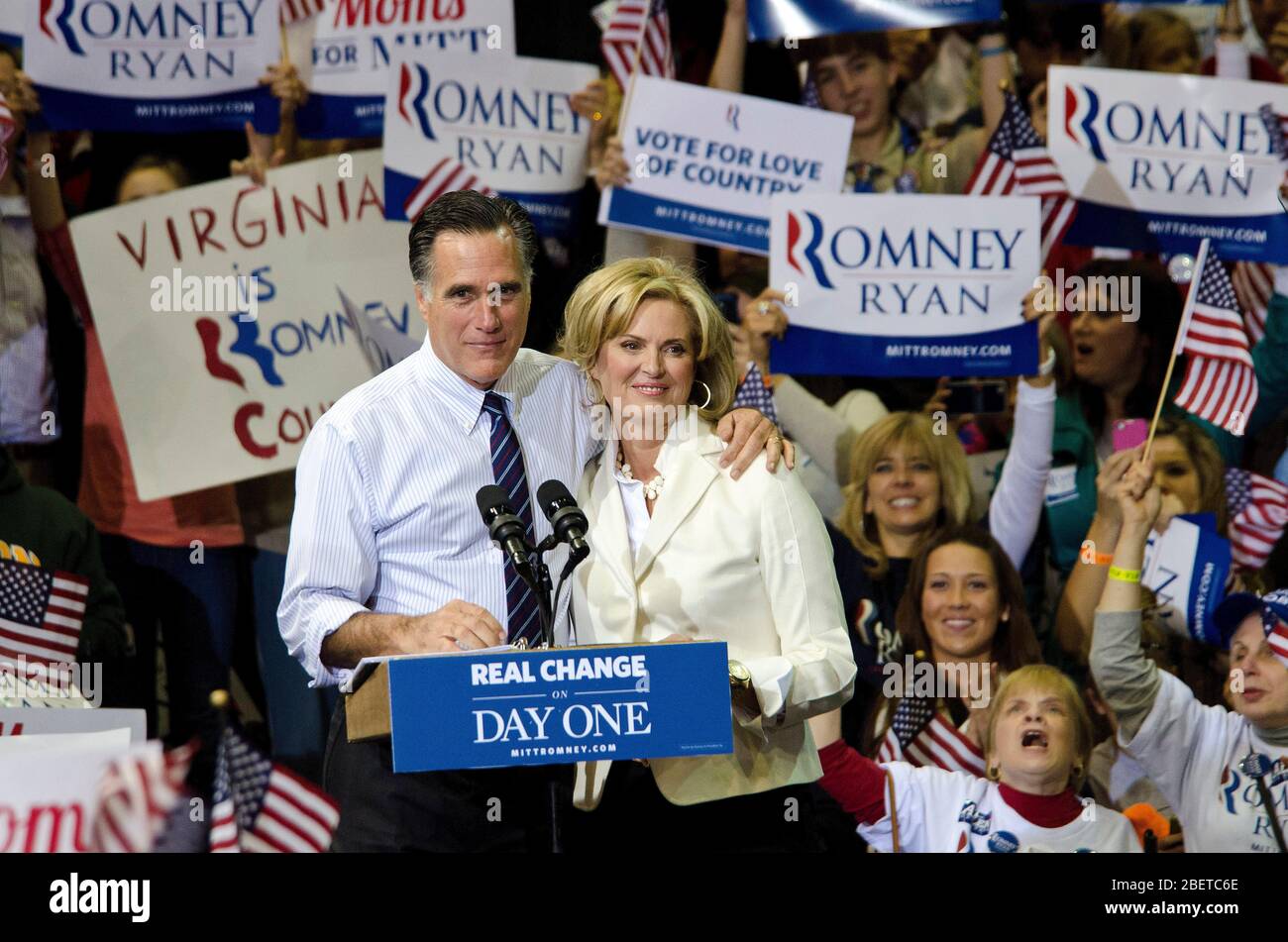 FAIRFAX, VA NOVEMBER 5: Der für den republikanischen Präsidenten nominierte Mitt Romney und seine Frau Ann auf der Bühne während eines Wahlkampfstopps an der George Mason University in Fai Stockfoto