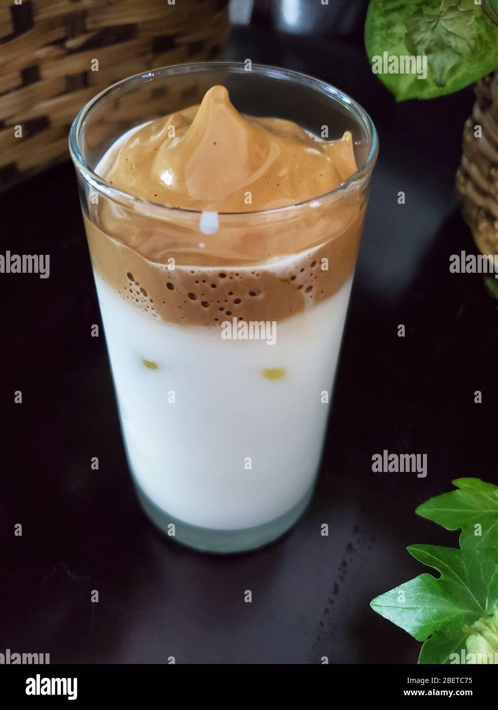Dalgona Schlagkaffee, der in Südkorea entstanden Stockfoto