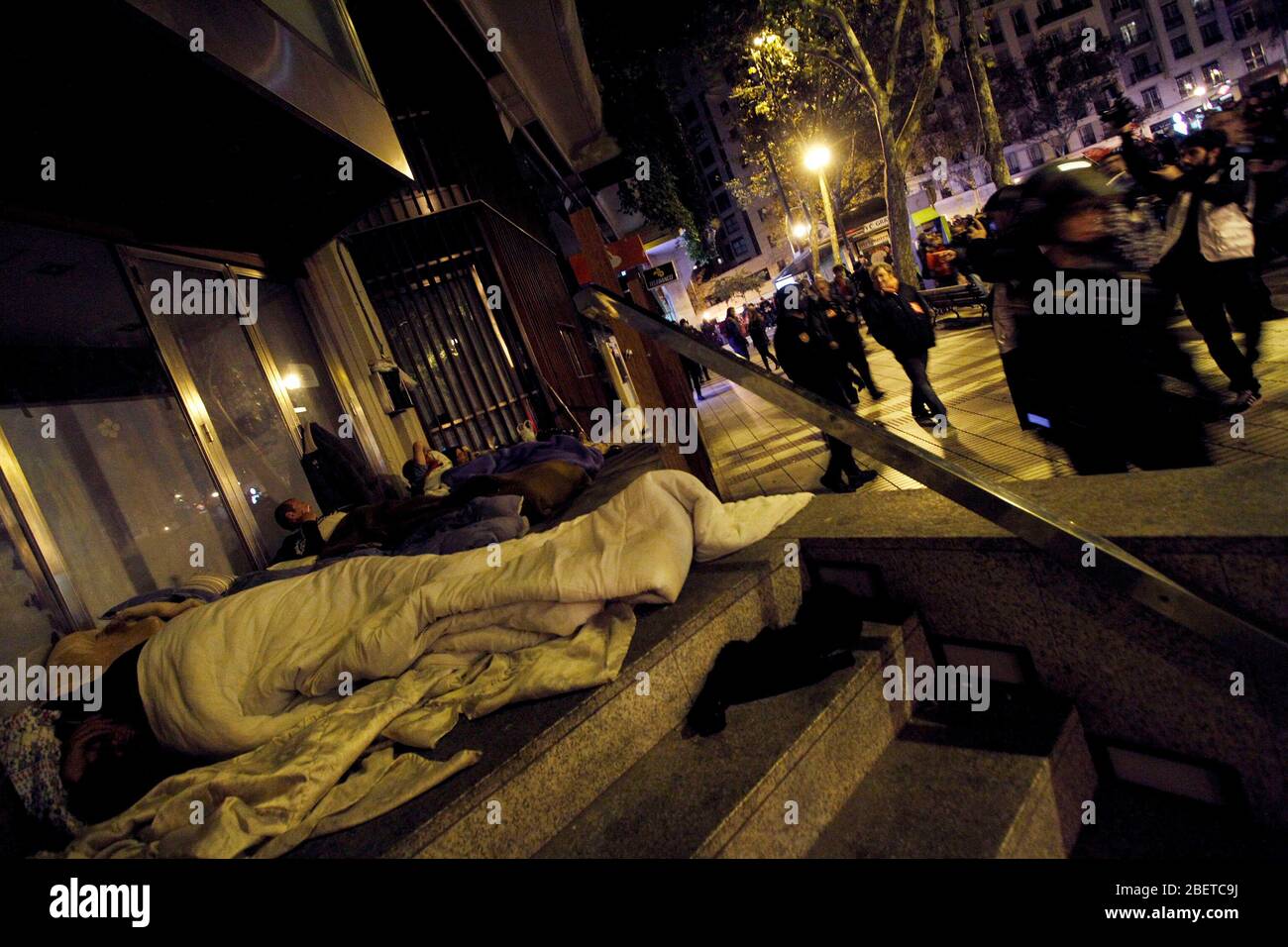 Europäischer Generalstreik.EINE Gruppe von Obdachlosen schläft auf der Straße, umgeben von einigen Mitgliedern der Nationalen Polizei.November 14,2012. (ALTERPHOTOS/Carlo Stockfoto