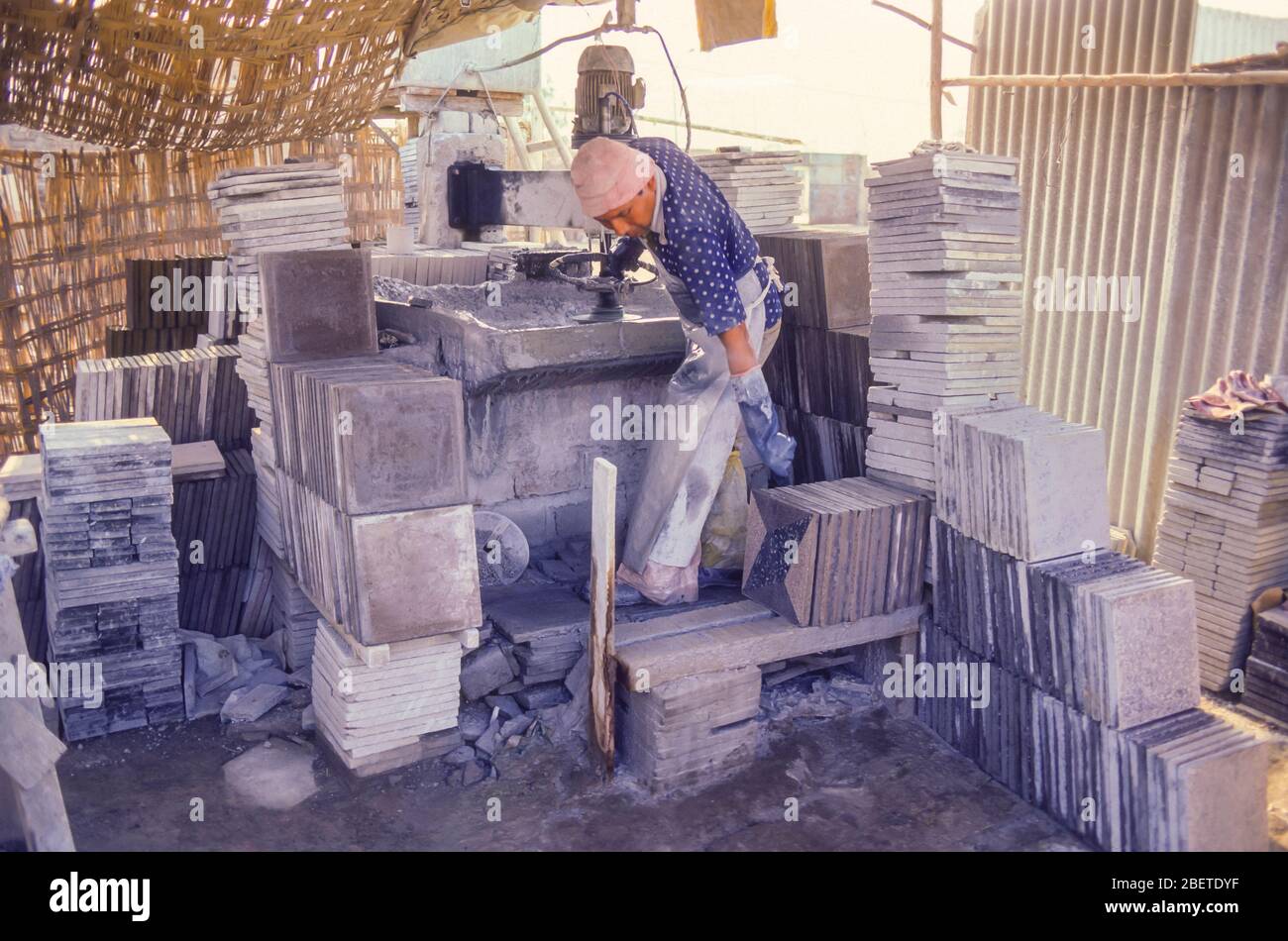 LIMA, PERU - Mann, der in kleinen Ziegelfabrik in Lima Shanty Stadt, informelle Wirtschaftssektor. Stockfoto