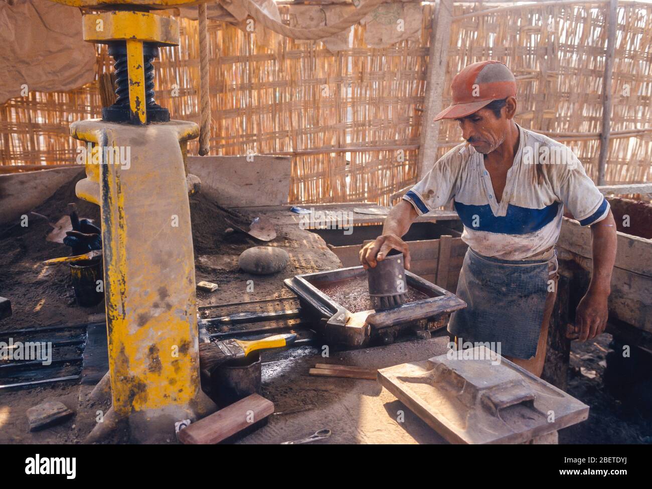 LIMA, PERU - Mann, der in kleinen Ziegelfabrik in Lima Shanty Stadt, informelle Wirtschaftssektor. Stockfoto