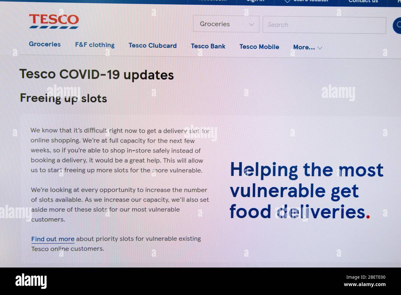 Tesco Supermarket Online-Lebensmitteleinkauf für die Lieferung nach Hause während der 2020 Coronavirus Pandemie Stockfoto