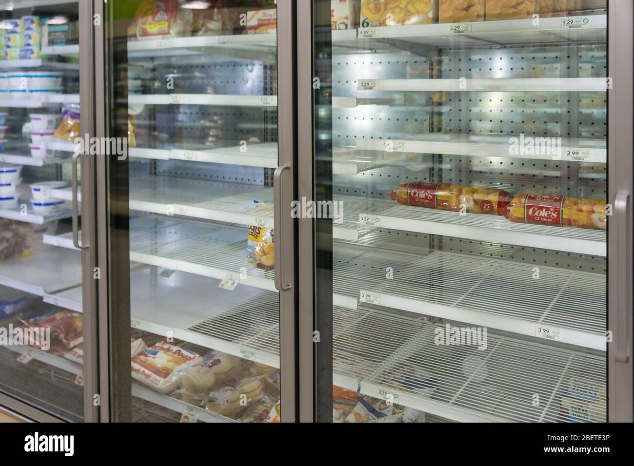 Atlanta, GA / USA - 04/02/20: Leere Tiefkühlregale bei Publix mit Tiefkühlkost-Mangel, darunter Bio-Gemüse, Pizza und Junk-Food während Stockfoto