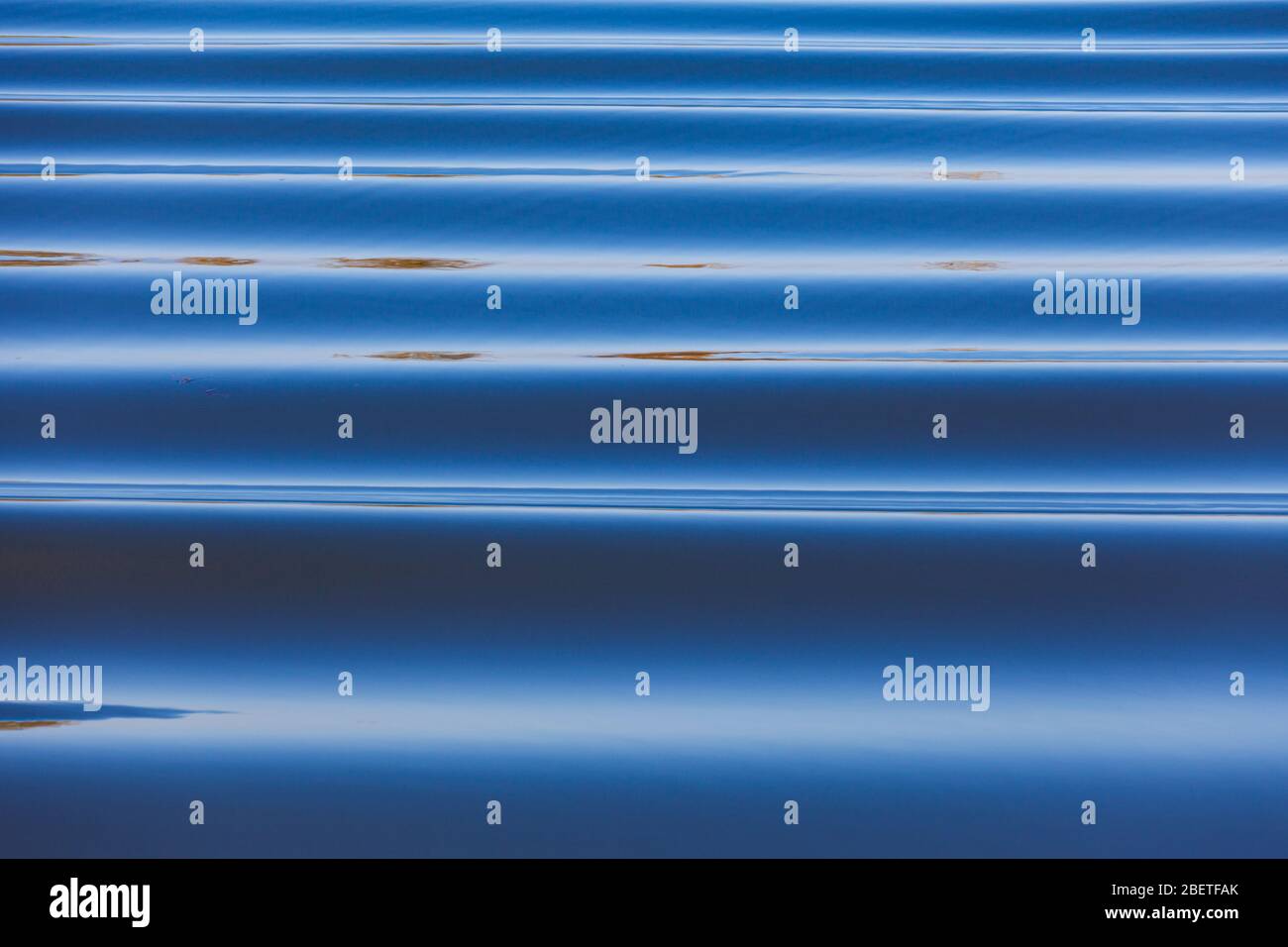 Bugwelle eines kleinen Schiffes, das sich in Steveston, British Columbia, an die Küste nähert Stockfoto