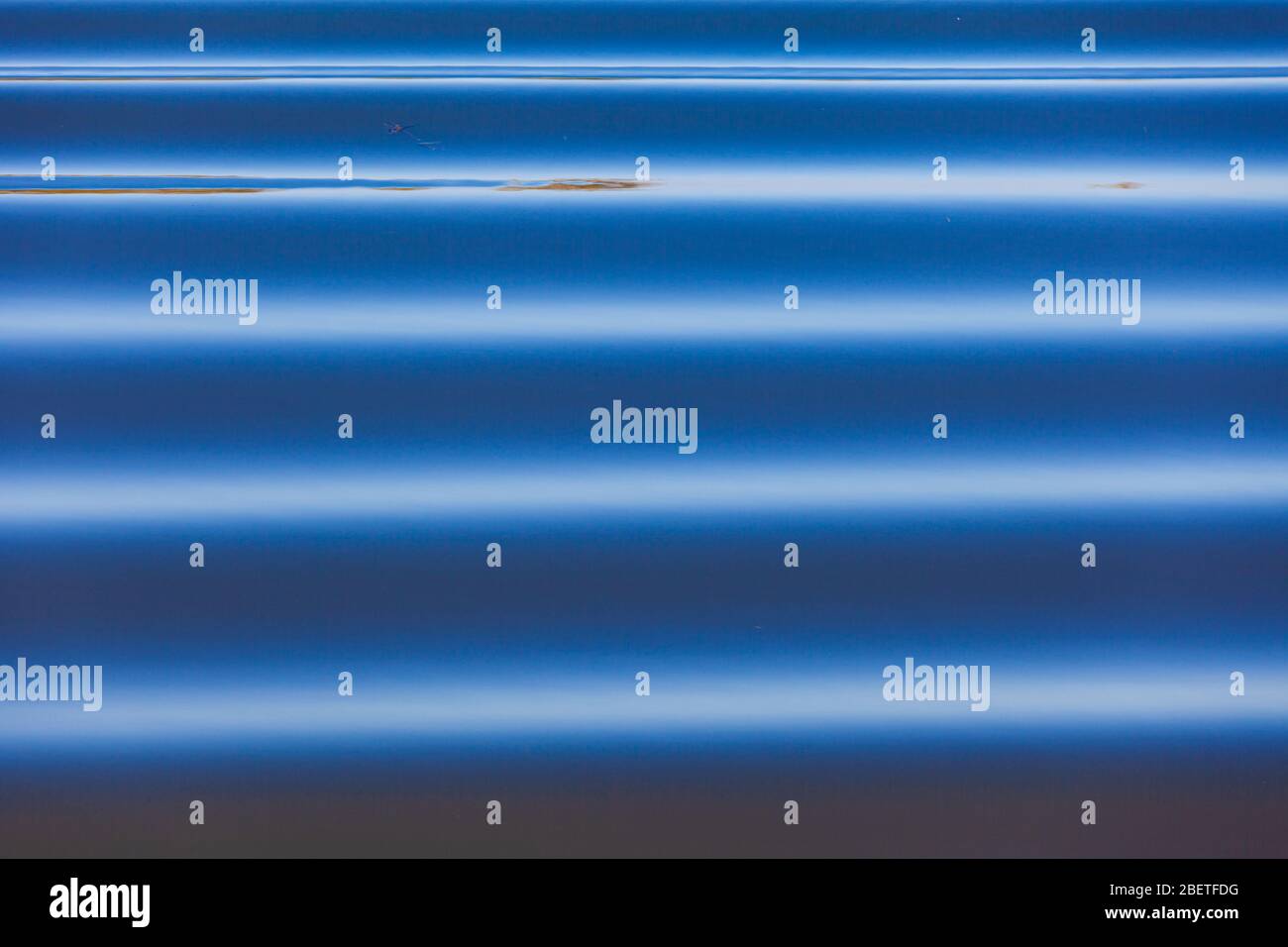 Bugwelle eines kleinen Schiffes, das sich in Steveston, British Columbia, an die Küste nähert Stockfoto