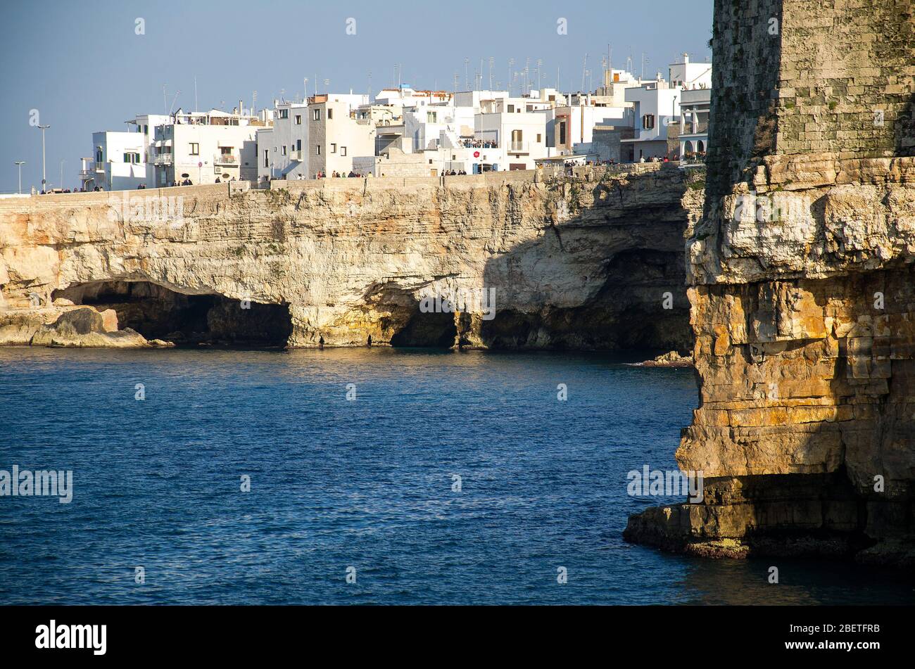 Weiße Gebäude auf Grotten und Klippen in der Stadt Polignano a Mare in Apulien Apulien Region, Süditalien Stockfoto