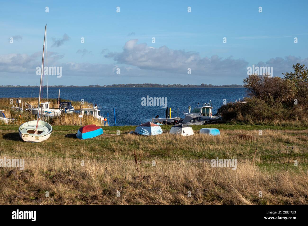 Hiddensee, Deutschland, 10-14-2019, Insel Hiddensee im Vorpommerschen Lagunengebiet/Boote in der Bucht Stockfoto