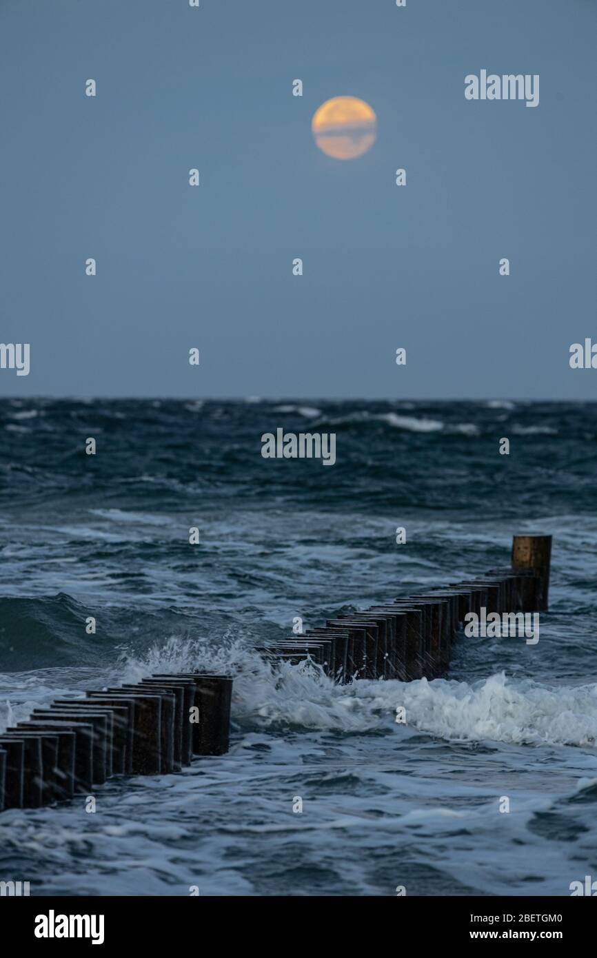 Hiddensee, Deutschland, 10-14-2019, Hiddensee Insel im Vorpommerschen Lagunengebiet/ stürmisches Meer bei Sonnenaufgang/ Stockfoto