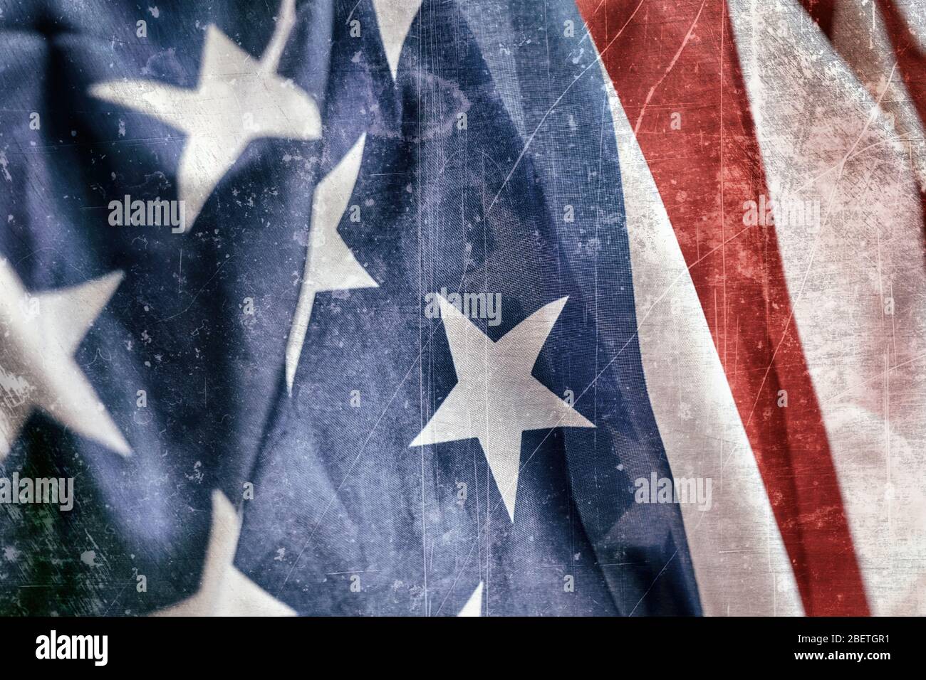 Detail der verwitterten, grungy amerikanischen Flagge mit Kratzern und Flecken und geringer Sättigung. Nationalflagge der Vereinigten Staaten von Amerika. Stockfoto