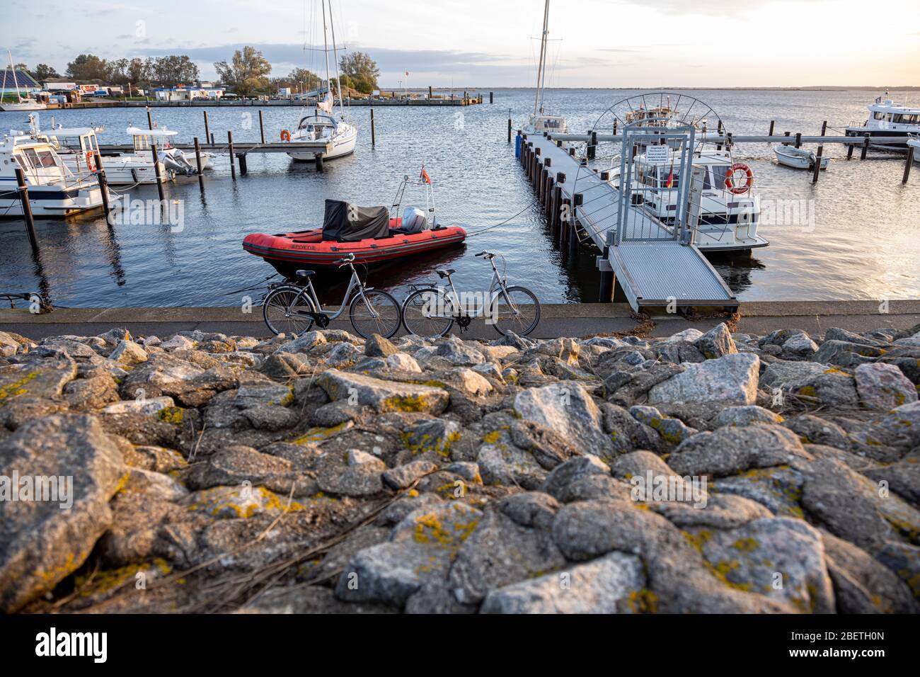 Hiddensee, Vitte, Deutschland, 10-14-2019, Insel Hiddensee im Vorpommerschen Lagunengebiet/ Boote im Hafen von Vitte im Morgenlicht Stockfoto